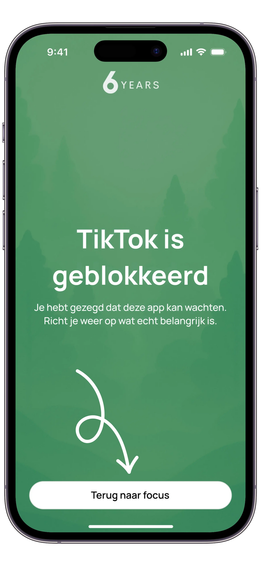 Een telefoon met het scherm van 6 Years dat TikTok is geblokkeerd, met een knop terug naar focus