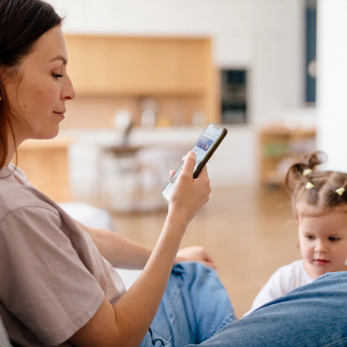 Twee telefoons met de 6 Years-app naast de 6 Years Key