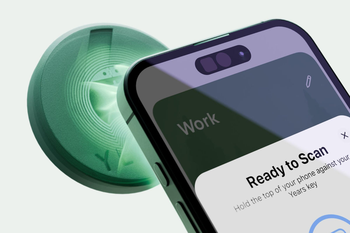 De 6 Years Key wordt tegen een telefoon gehouden