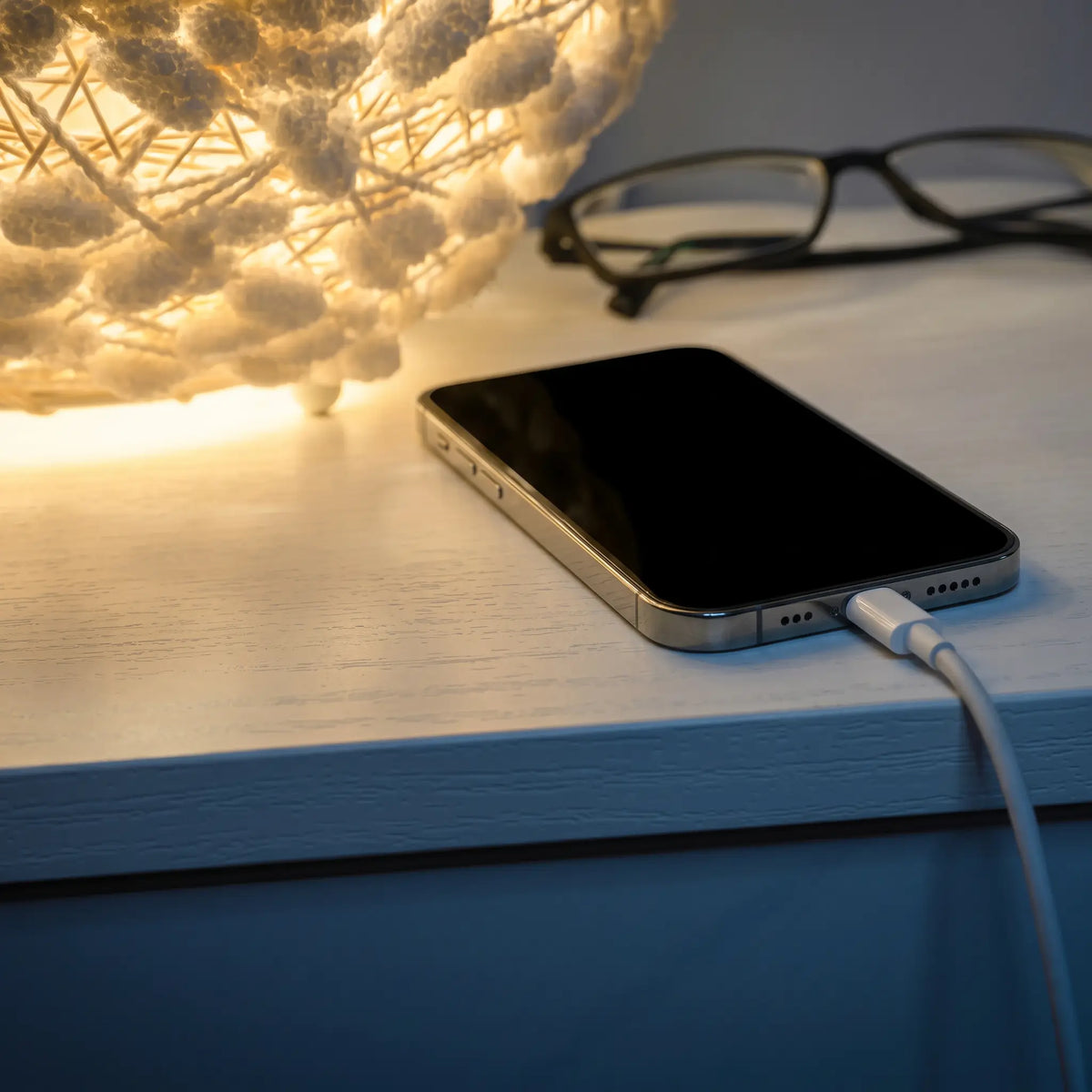 Iemand ligt in bed in het licht van een telefoonscherm